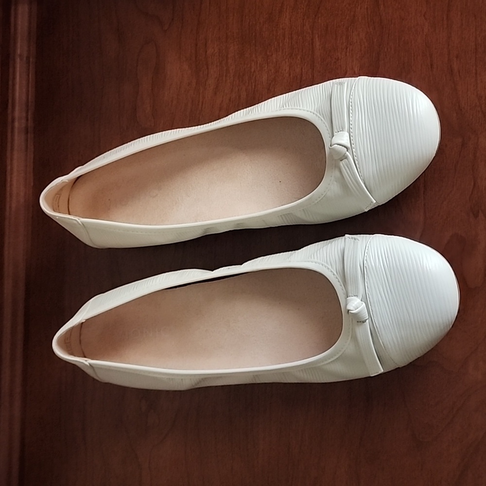 Vionic Cream Flats with Knot Accent